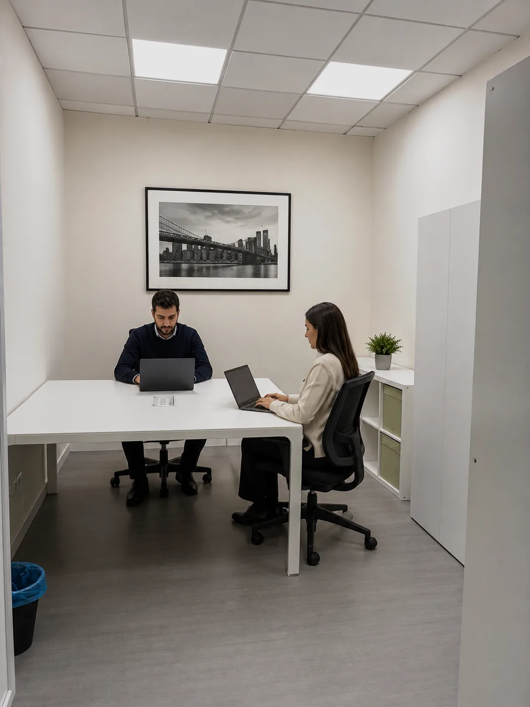 Coworker al lavoro nello spazio DaVinci6